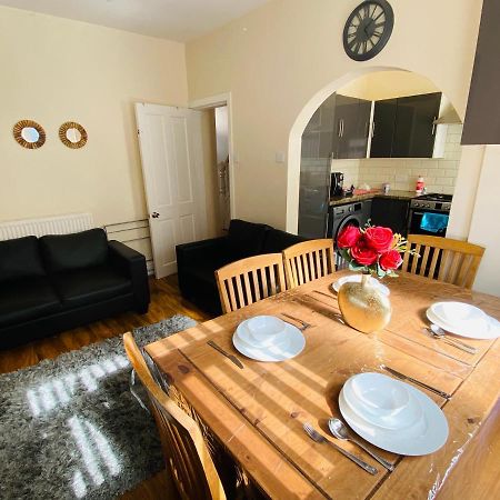 Entire 4 Bedroom House - Ev Point & Free Parking Liverpool Ngoại thất bức ảnh