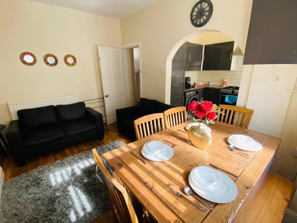 Entire 4 Bedroom House - Ev Point & Free Parking Liverpool Ngoại thất bức ảnh